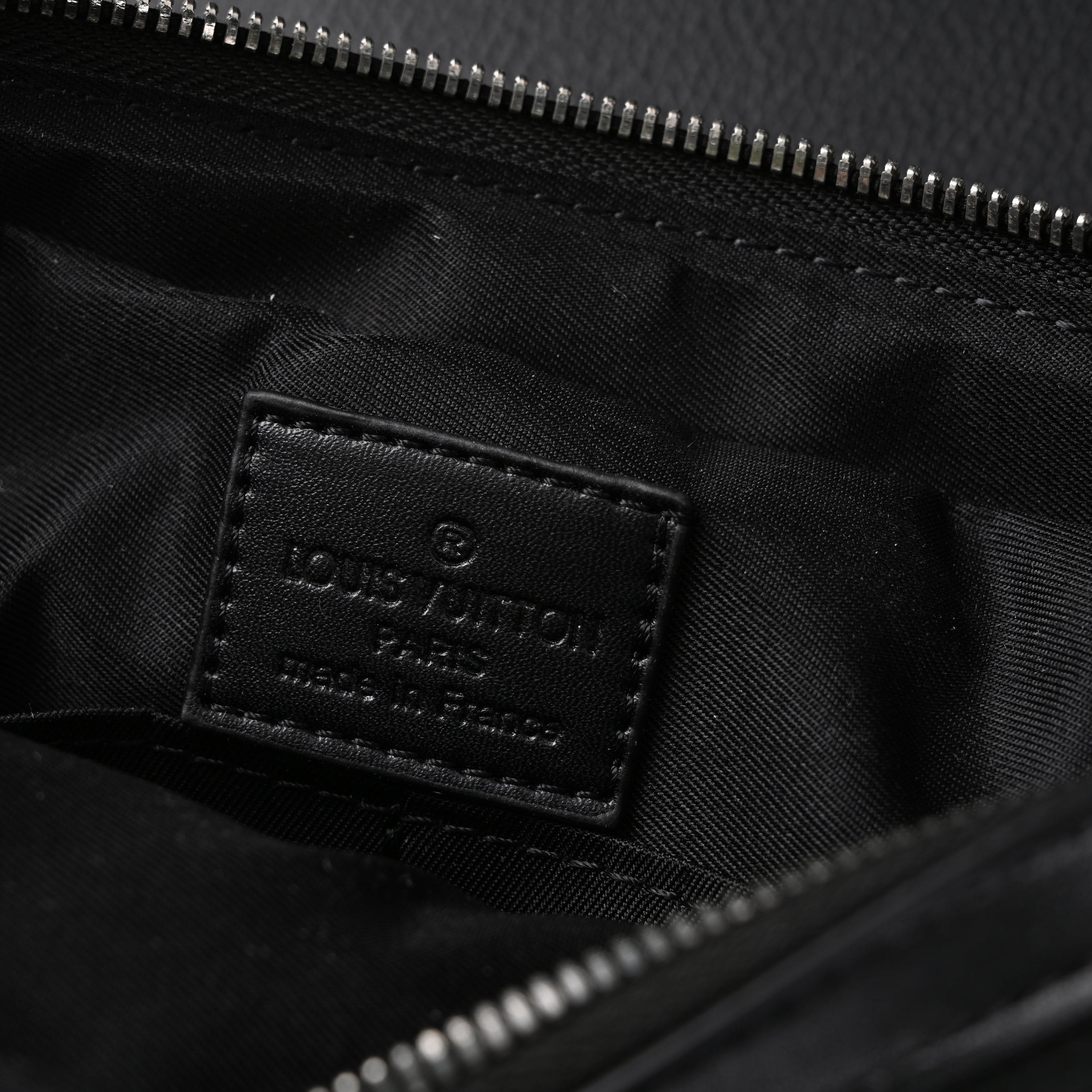 Louis Vuitton Discovery Pochette MM – Monogram Eclipse