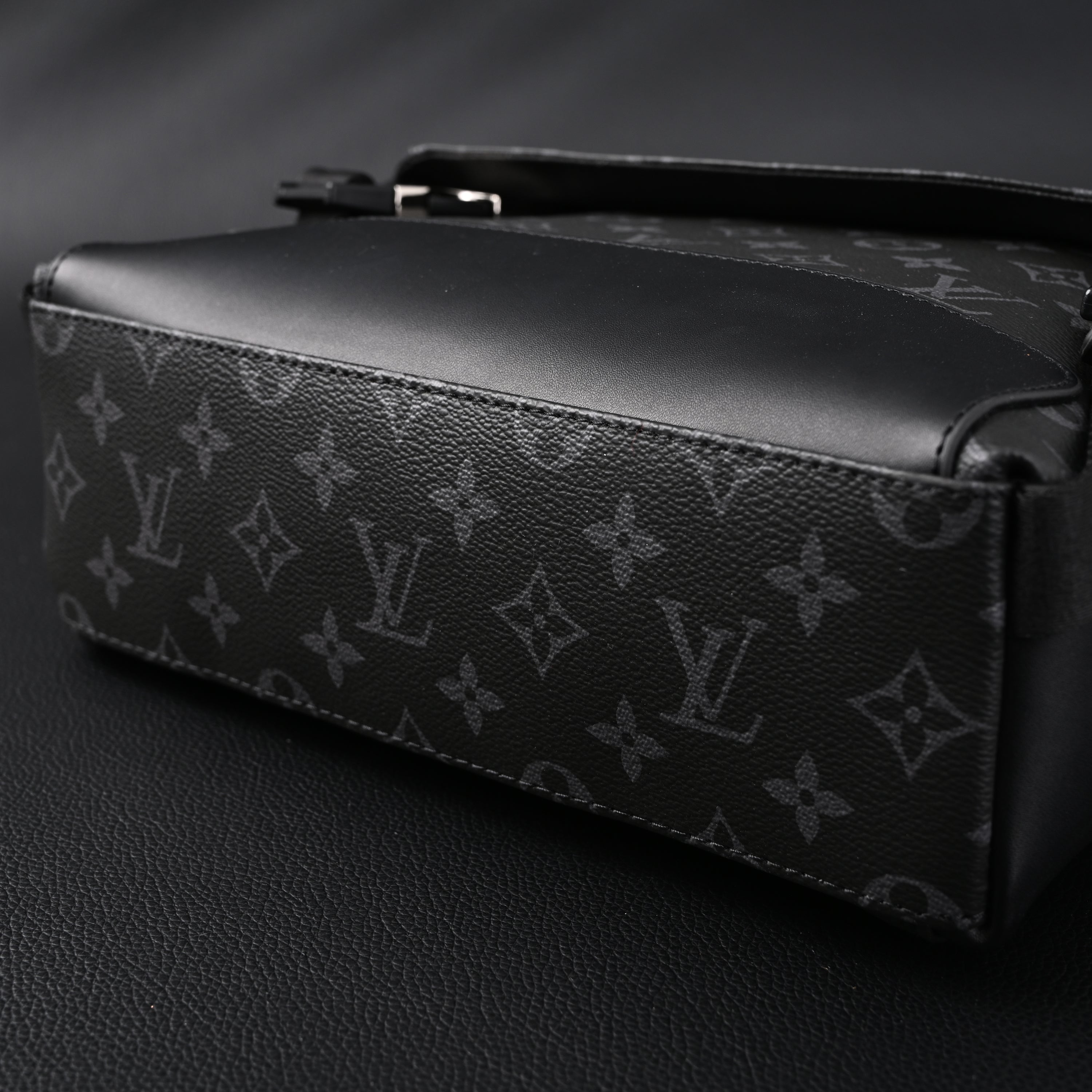 Louis Vuitton Messenger Bag – Monogram Eclipse Canvas