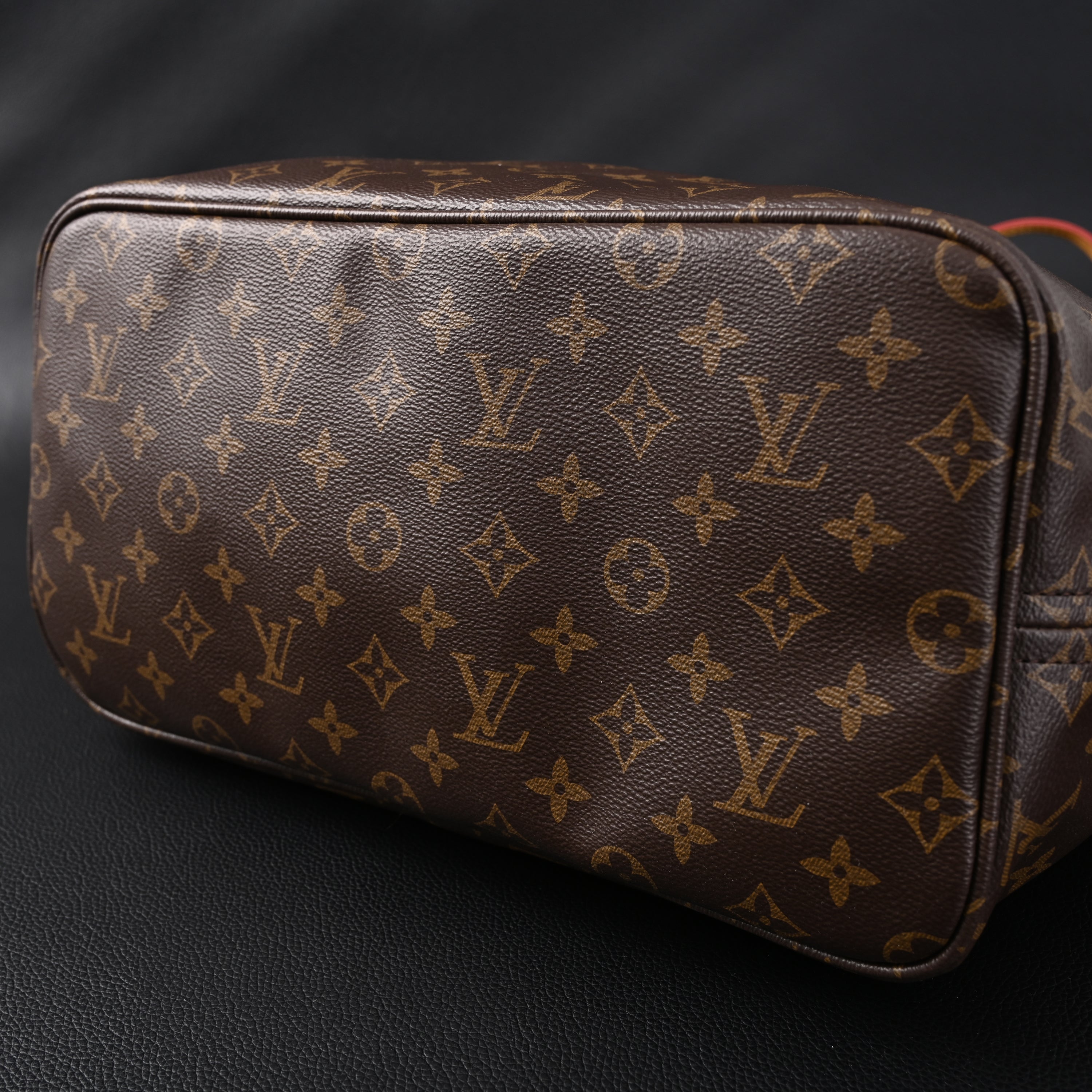 Louis Vuitton Neverfull MM Tote Bag – Monogram Canvas with Red Interior